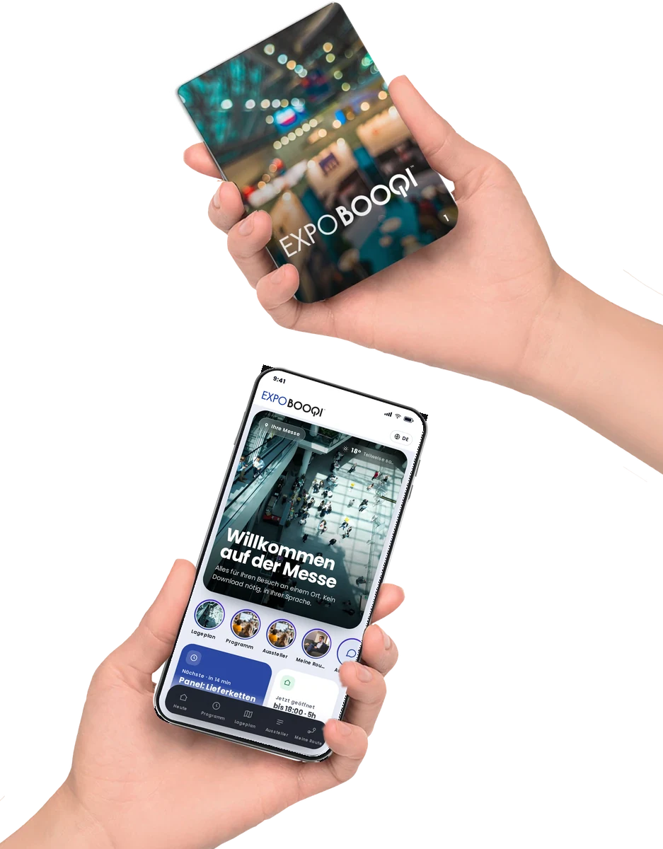 Ein ExpoBooqi in der Hand, mit dem digitalen Guide auf einem Handy