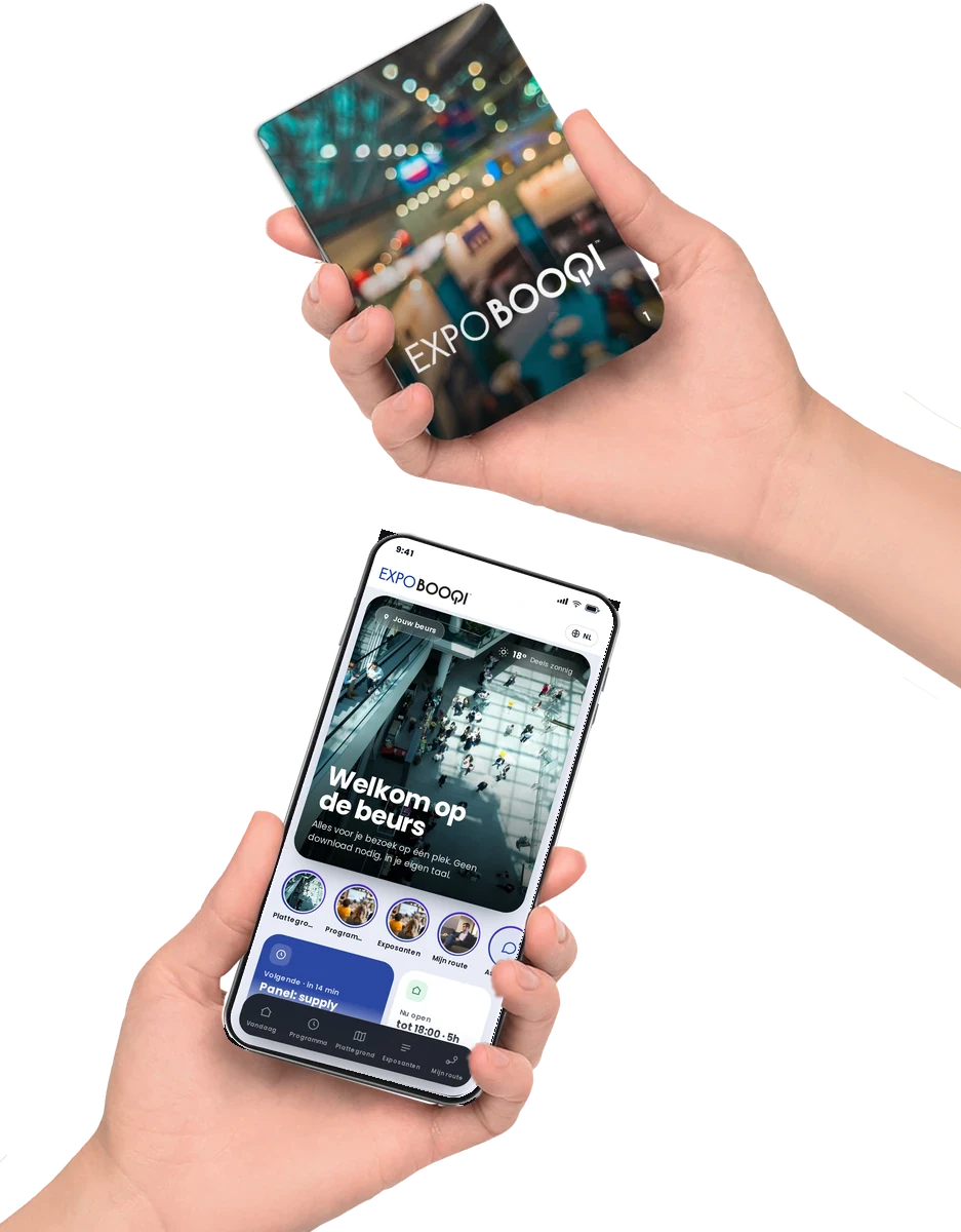 Een ExpoBooqi in de hand, met de digitale gids op een telefoon